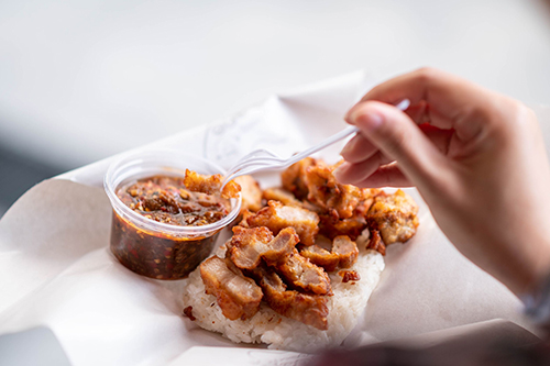 หมูทอดกอดคอ พร้อมน้ำจิ้มสูตรเด็ด